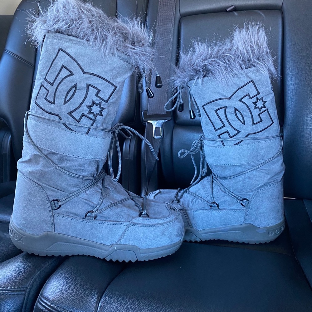 NWOT Women’s DC Snowboarding Boots